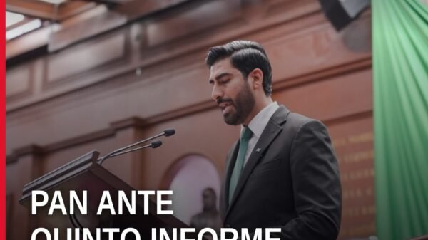 Diputado Alfonso 'Poncho' Chávez hablando en tribuna del Congreso del Estado de Michoacán durante la sesión sobre el quinto