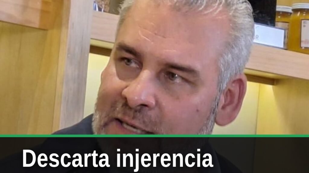 descarta injerencia rectoría umsnh: fotografía del gobernador Alfredo Ramírez Bedolla hablando ante medios en Morelia