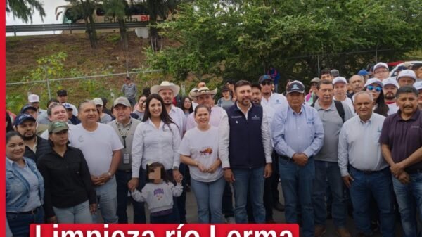 Voluntarios y personal de Conagua Michoacán y Ceac realizando limpieza río Lerma en La Piedad, con bolsas de basura y equipo