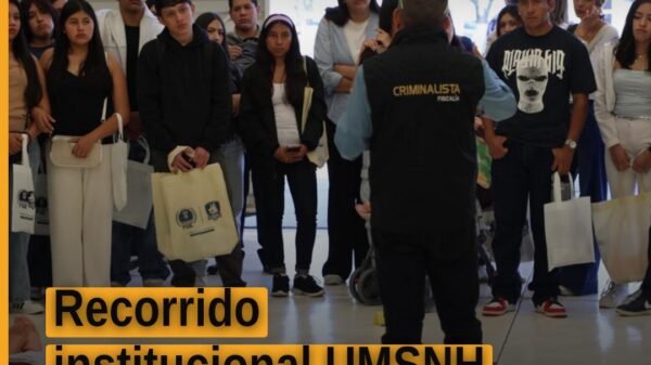 Estudiantes de la UMSNH durante un recorrido institucional umsnh en instalaciones de la Fiscalía General de Michoacán en