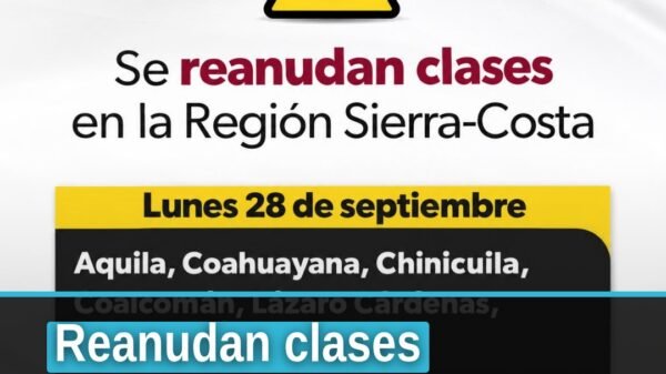 Fachada de una escuela primaria en la región Sierra-Costa de Michoacán con alumnos entrando al edificio, bajo cielo