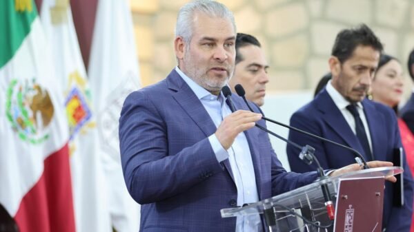 Fotografía oficial del gobernador Alfredo Ramírez Bedolla presentando la reforma legislativa federal ante autoridades en