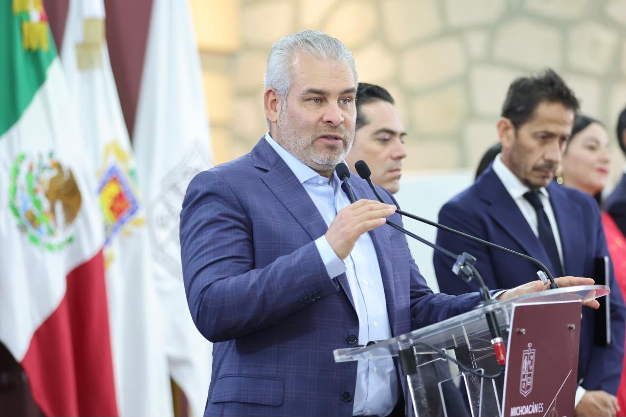 Fotografía oficial del gobernador Alfredo Ramírez Bedolla presentando la reforma legislativa federal ante autoridades en