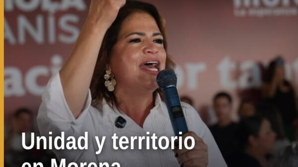 Fabiola Alanís hablando ante cientos de militantes de MORENA en un evento de unidad morena michoacán en Morelia