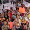 Carlos Torres Piña hablando ante una audiencia en Paracho, Michoacán, durante la asamblea informativa del 6 de septiembre de
