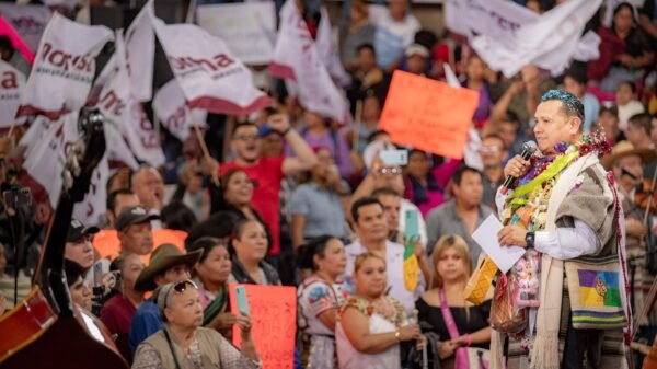 Carlos Torres Piña hablando ante una audiencia en Paracho, Michoacán, durante la asamblea informativa del 6 de septiembre de