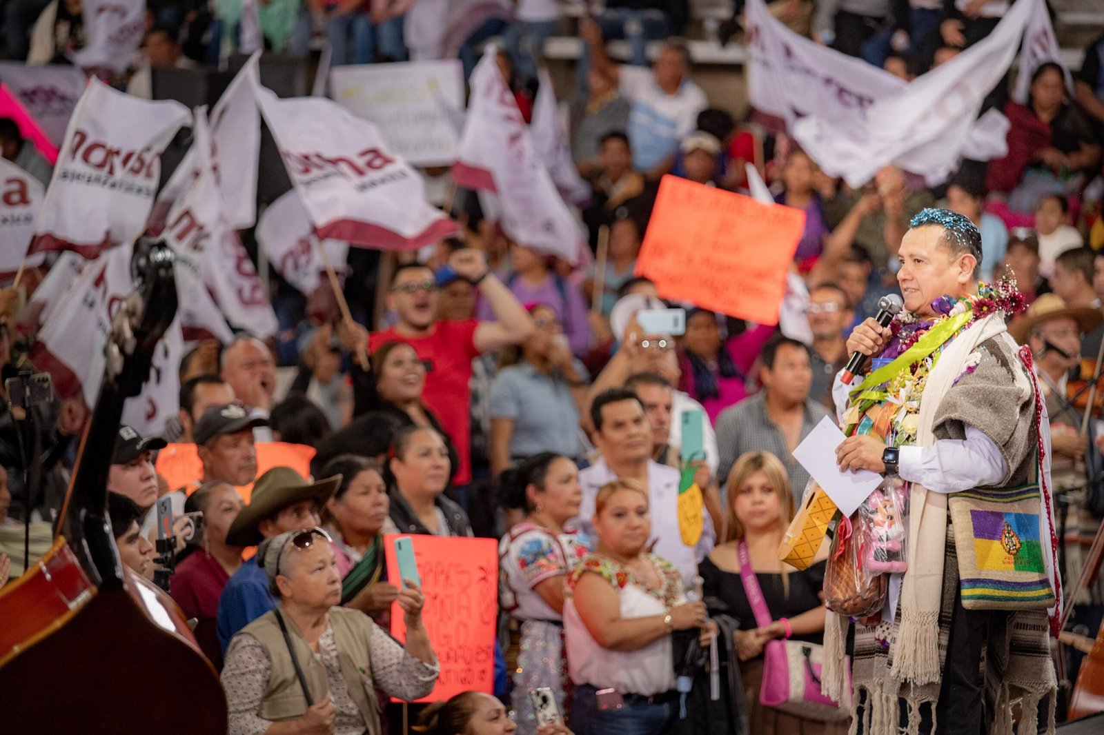 Carlos Torres Piña hablando ante una audiencia en Paracho, Michoacán, durante la asamblea informativa del 6 de septiembre de
