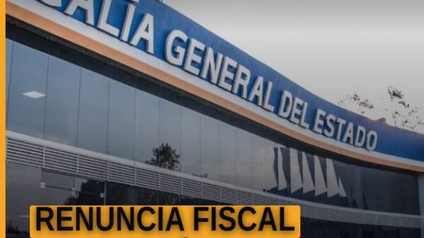 Fotografía simbólica de un escritorio gubernamental con escudo de Michoacán y documento de renuncia fiscal michoacán