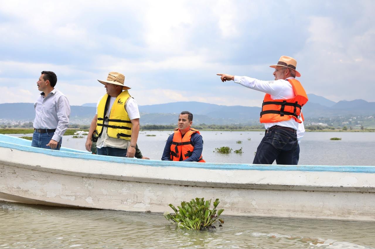 Retiro de lirio acuático en la Presa Malpaís de Queréndaro con maquinaria especializada y personal operando en el cuerpo de