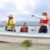 Retiro de lirio en la Presa Malpaís de Queréndaro: maquinaria acuática operando sobre superficie cubierta parcialmente por