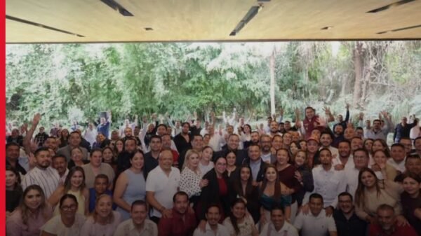 Fotografía de una reunión de trabajo con representantes de más de 90 municipios de Michoacán en el marco de la reunión de