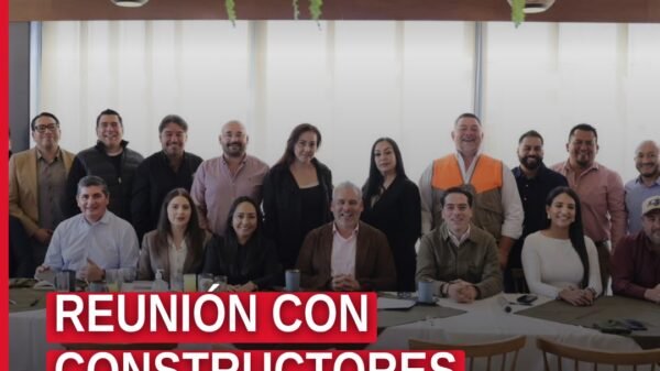 El gobernador Alfredo Ramírez Bedolla en una reunión con constructores en Uruapan, reconociendo avances en infraestructura.