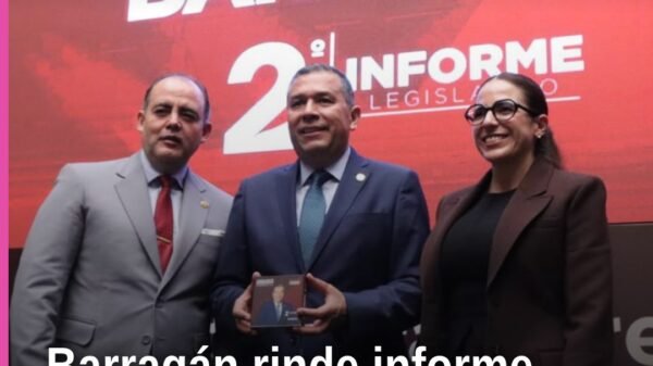 Diputado Juan Carlos Barragán Vélez rindiendo su segundo informe de actividades legislativas en el patio central del