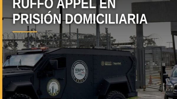 Foto de Ernesto Ruffo Appel saliendo del penal El Altiplano bajo custodia, con prisión domiciliaria ruffo appel como contexto