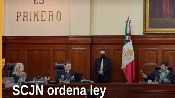 Ilustración simbólica de balanza de justicia y bandera de México junto a mapa de Chihuahua, representando la decisión de la