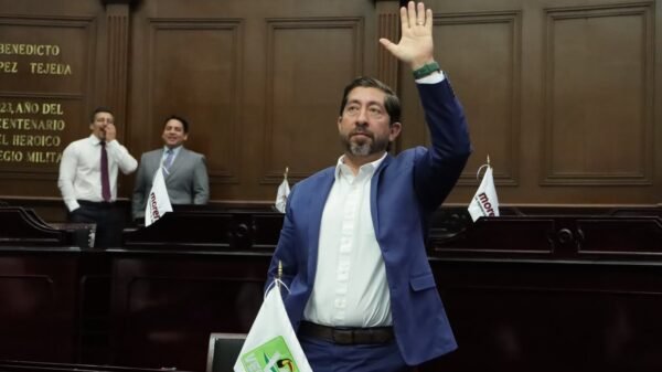 Diputado Abraham Espinoza Villa presentando su segundo informe legislativo en el Congreso del Estado de Michoacán en Morelia