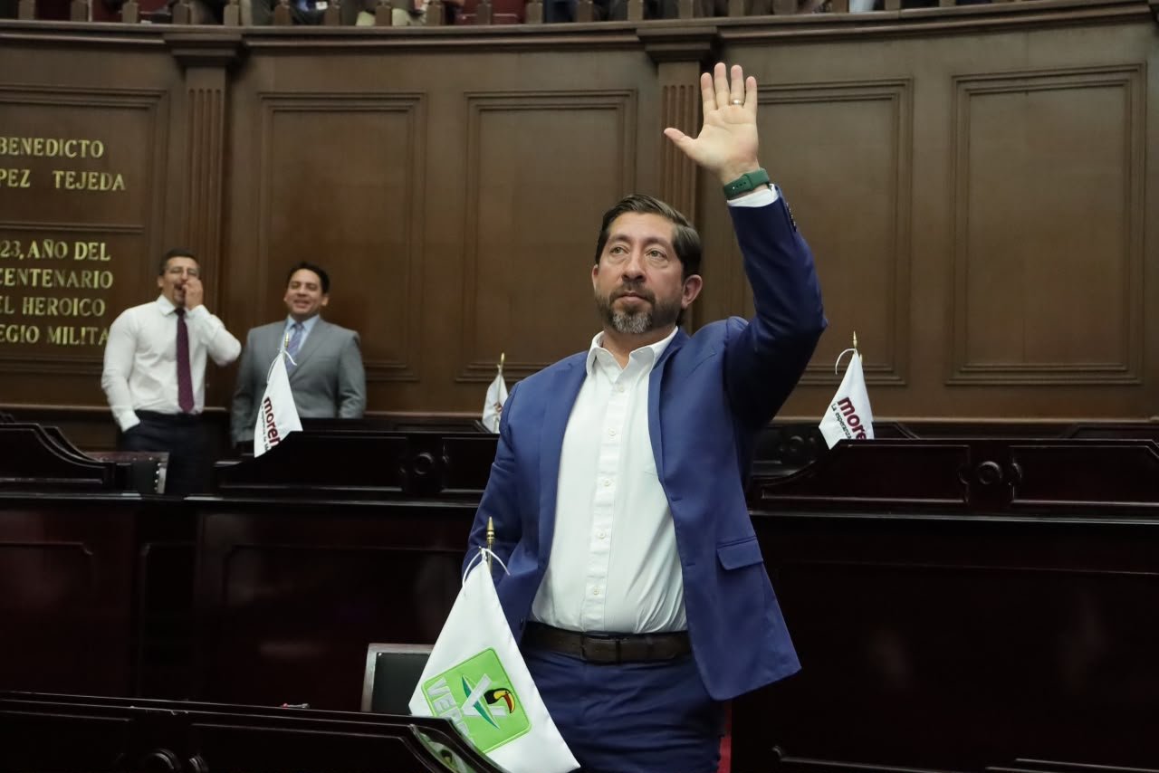 Diputado Abraham Espinoza Villa presentando su segundo informe legislativo en el Congreso del Estado de Michoacán en Morelia