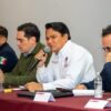 César Erwin Sánchez Coria, titular del SESESP, hablando frente a logo oficial; sevesp desmiente baja policía municipal