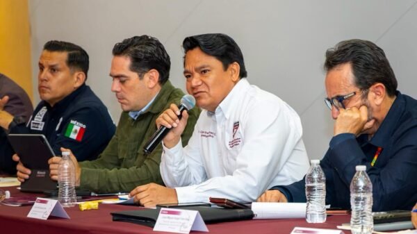 César Erwin Sánchez Coria, titular del SESESP, hablando frente a logo oficial; sevesp desmiente baja policía municipal