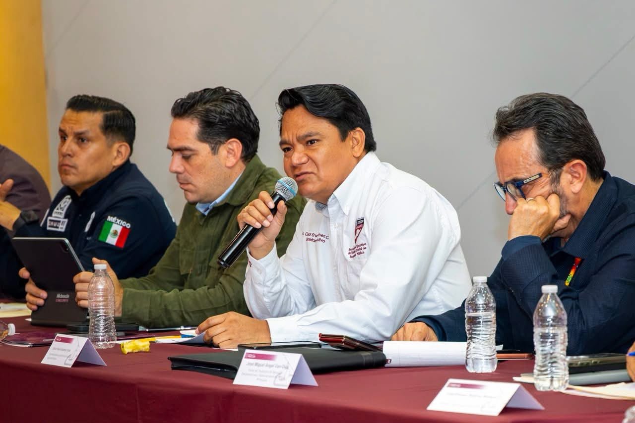 César Erwin Sánchez Coria, titular del SESESP, hablando frente a logo oficial; sevesp desmiente baja policía municipal