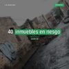 Fachada de inmueble deteriorado en el centro histórico de Morelia con lona de advertencia y estructura de apuntalamiento