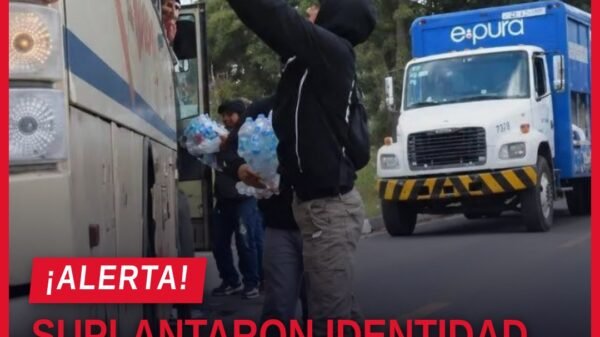 Jóvenes con siglas 'ENEF' pegadas con cinta adhesiva en ropa, en contexto de saqueo de camión en Zacapu, Michoacán —