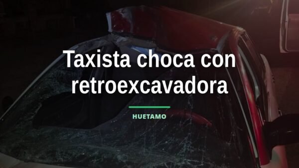 taxista choca retroexcavadora: vista lateral de un auto Nissan blanco con rojo y una retroexcavadora John Deere amarilla en
