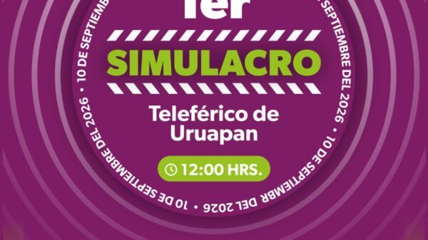 Personal y usuarios participando en el primer simulacro de sismo del teleférico de Uruapan en una de sus seis estaciones.