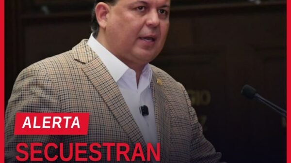 Ilustración simbólica de una balanza y un ataúd cubierto con una sábana blanca, junto a un letrero que dice 'secuestro de