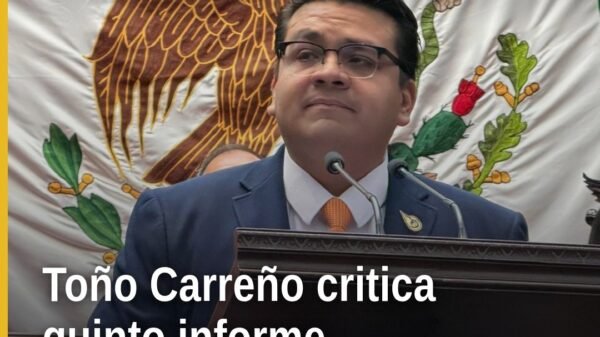 Toño Carreño Sosa hablando en el pleno del Congreso del Estado de Michoacán durante la sesión del quinto informe de