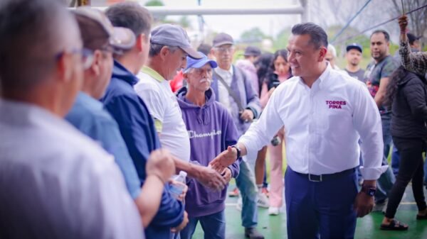 Carlos Torres Piña en una reunión con militantes y sectores diversos durante su recorrido territorial por Michoacán