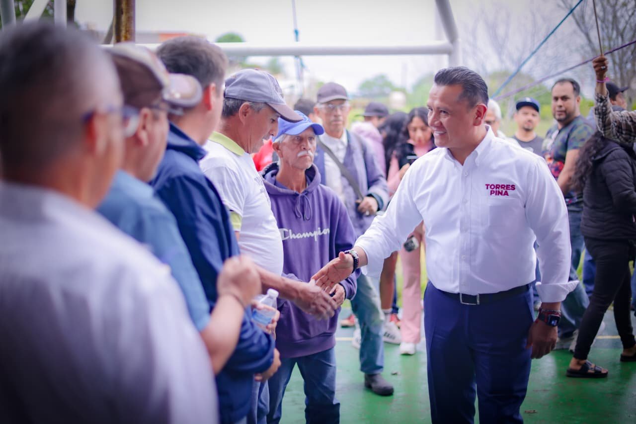 Carlos Torres Piña en una reunión con militantes y sectores diversos durante su recorrido territorial por Michoacán