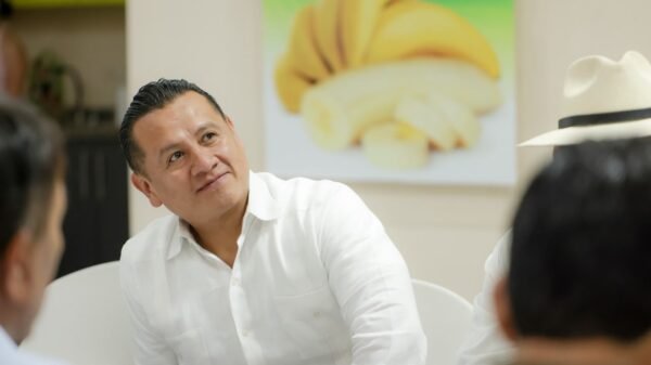 Carlos Torres Piña hablando en un evento público en Morelia, Michoacán, respaldando la política fiscal de Sheinbaum