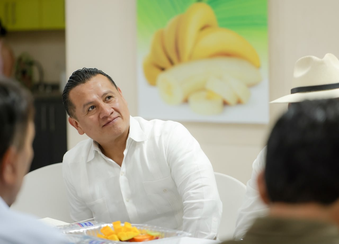 Carlos Torres Piña hablando en un evento público en Morelia, Michoacán, respaldando la política fiscal de Sheinbaum