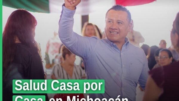 Carlos Torres Piña hablando sobre el programa salud casa por casa en un evento en Morelia, Michoacán
