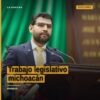 Octavio Ocampo hablando en el salón de sesiones del Congreso del Estado de Michoacán, con bandera estatal al fondo, durante
