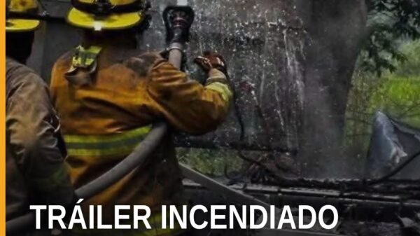 Vista aérea de tráiler incendiado ocozocoautla en la autopista Ocozocoautla–Las Choapas, con cuerpos de emergencia en el