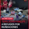 Personal de emergencia trasladando a familias en bote cerca de viviendas inundadas en Lázaro Cárdenas, trasladan familias