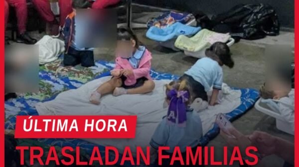 Personal de emergencia trasladando a familias en bote cerca de viviendas inundadas en Lázaro Cárdenas, trasladan familias