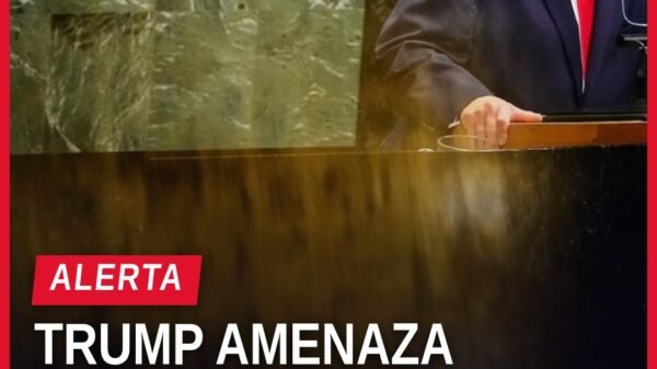 Foto de Trump hablando en la tribuna de la Asamblea General de la ONU, con bandera de Estados Unidos y logo de la ONU al