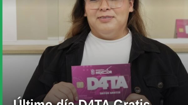 Módulo de D4TA Datos Gratis en Ceconexpo Morelia, con letreros visibles y personas haciendo fila para registrarse.