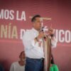 Fotografía de Carlos Torres Piña en un recorrido por Michoacán, con comunidades y autoridades locales, simbolizando la
