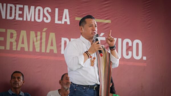 Fotografía de Carlos Torres Piña en un recorrido por Michoacán, con comunidades y autoridades locales, simbolizando la