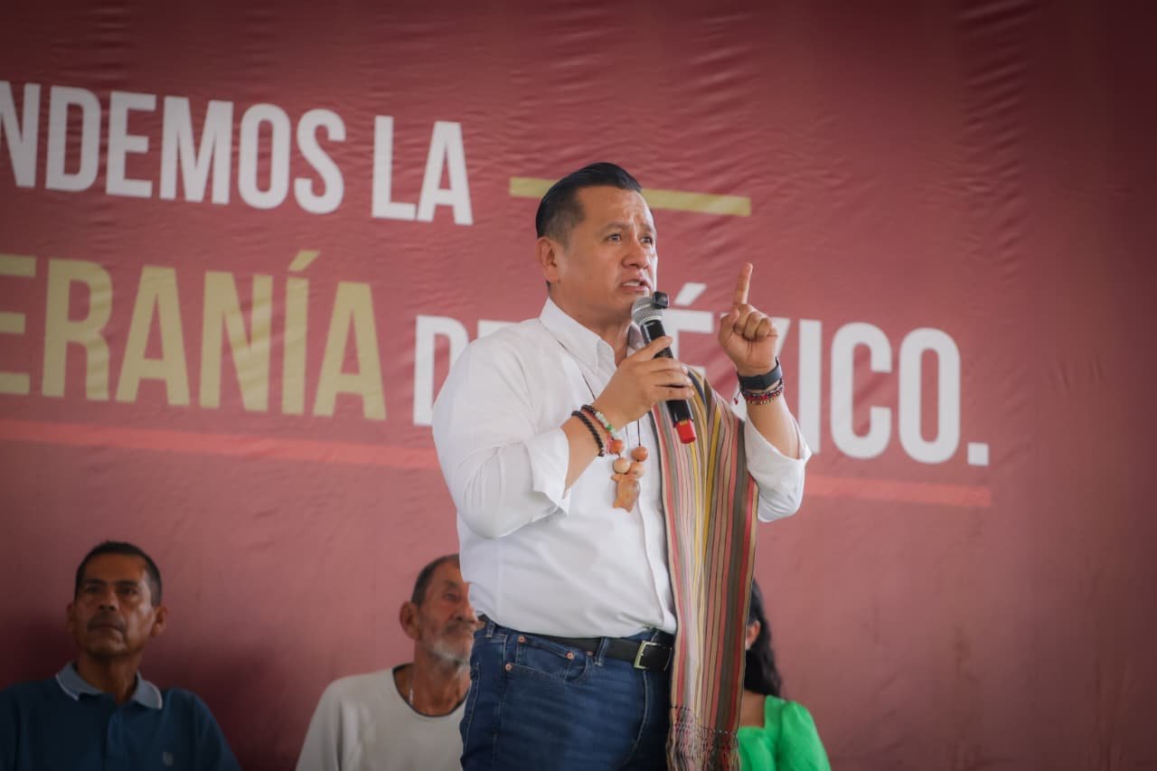 Fotografía de Carlos Torres Piña en un recorrido por Michoacán, con comunidades y autoridades locales, simbolizando la