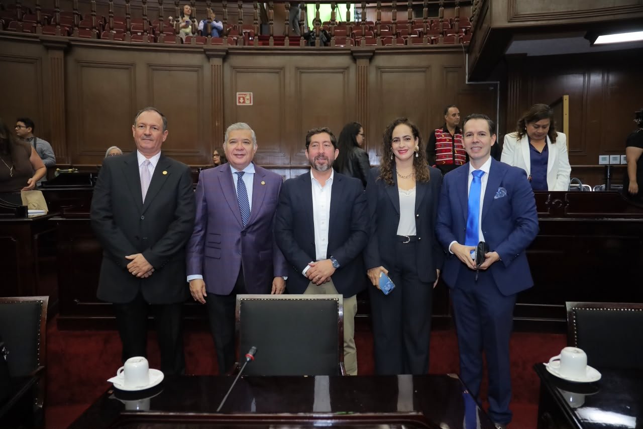Grupo Parlamentario del PVEM en sesión del Congreso de Michoacán durante el Segundo Informe Legislativo, refrendando