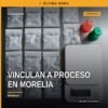 Ilustración simbólica de una balanza de justicia y un mapa de Morelia, Michoacán, con texto 'vinculación a proceso morelia'