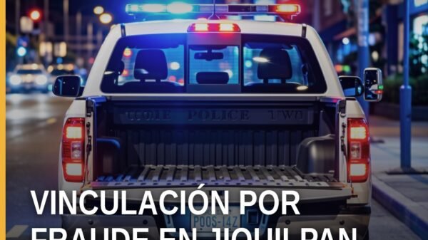 Ilustración simbólica de una balanza de justicia y documentos legales con fondo que sugiere un fraccionamiento en Jiquilpan
