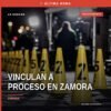 Ilustración simbólica de una motocicleta estacionada frente a una vivienda en colonia residencial de Zamora, con sello de la