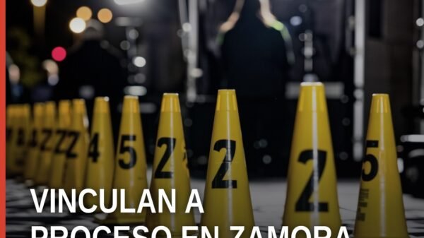 Ilustración simbólica de una motocicleta estacionada frente a una vivienda en colonia residencial de Zamora, con sello de la