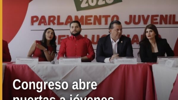 Jóvenes parlamentarios en el Pleno del Congreso del Estado de Michoacán durante el Parlamento Juvenil Revolucionario 2026